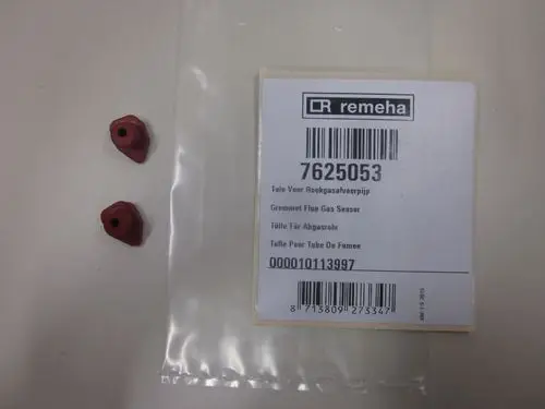 Zwei rote Gummidichtungen in Verpackung, beschriftet mit Artikelinformationen von Remeha, vermutlich für den Anschluss eines Abgasrohrs.